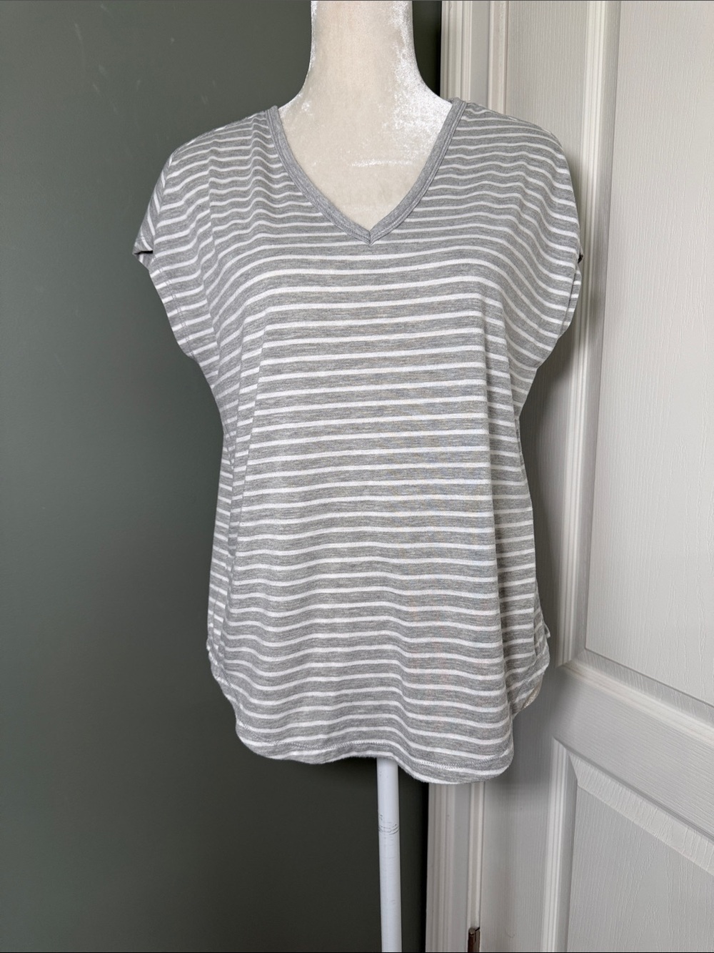 Yogalicious Women’s Gray White Striped V-Neck Keyhole Back Top Size Medium
